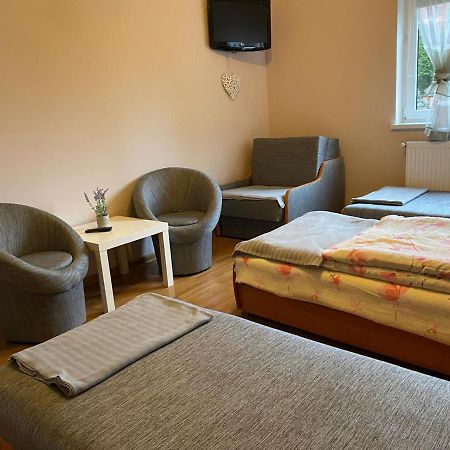 Pod Lipami Hostel Kolczyglowy Buitenkant foto